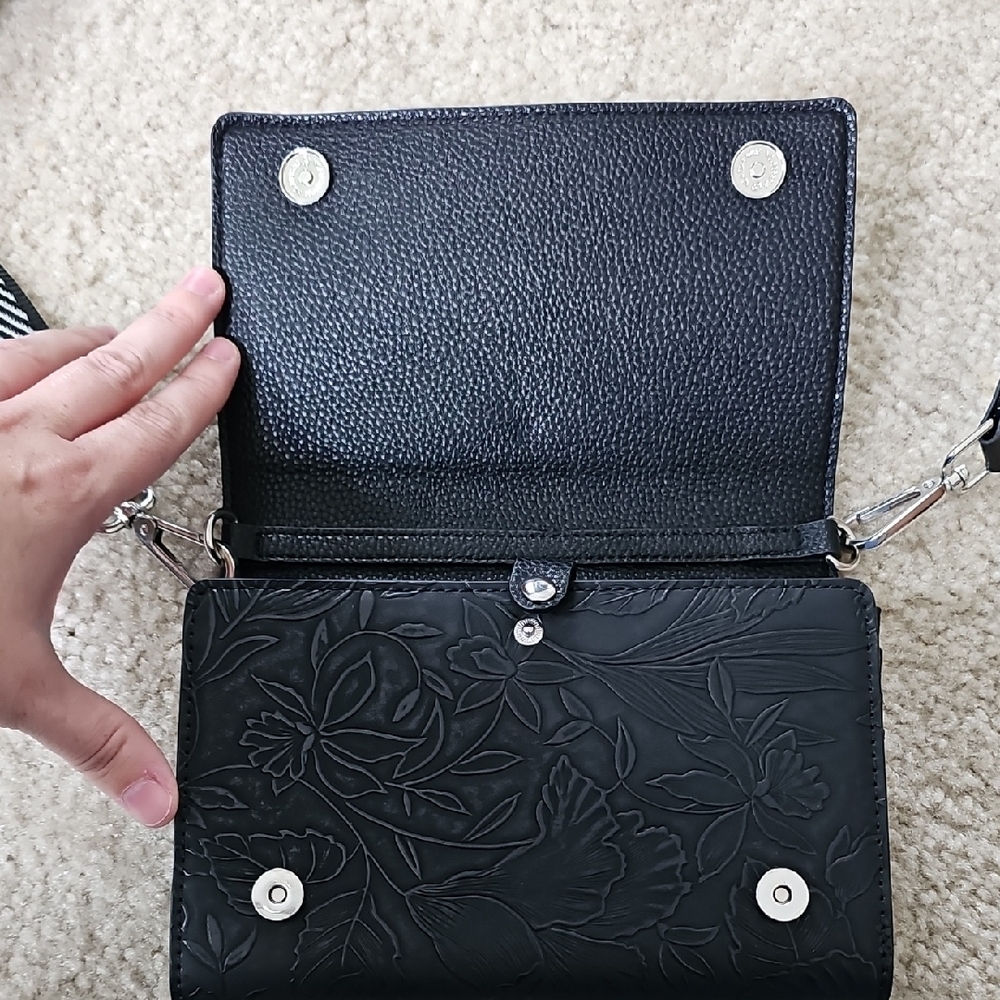 Elegant Black Crossbody Bag - Picture 3 of 6